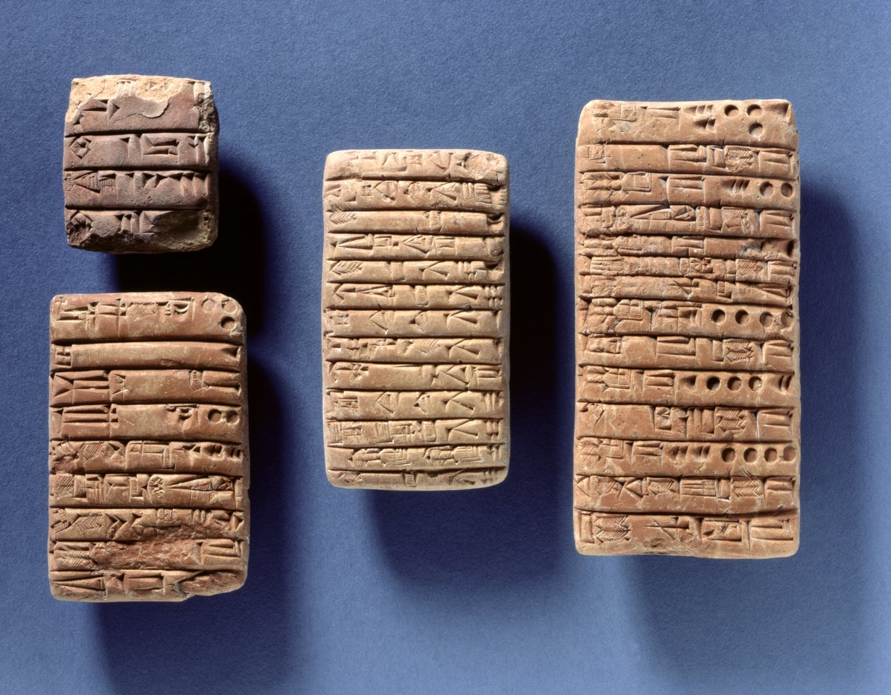 Quatro comprimidos registrando contratos, acádico, c.2400-2200 aC (argila cozida) de Mesopotamian