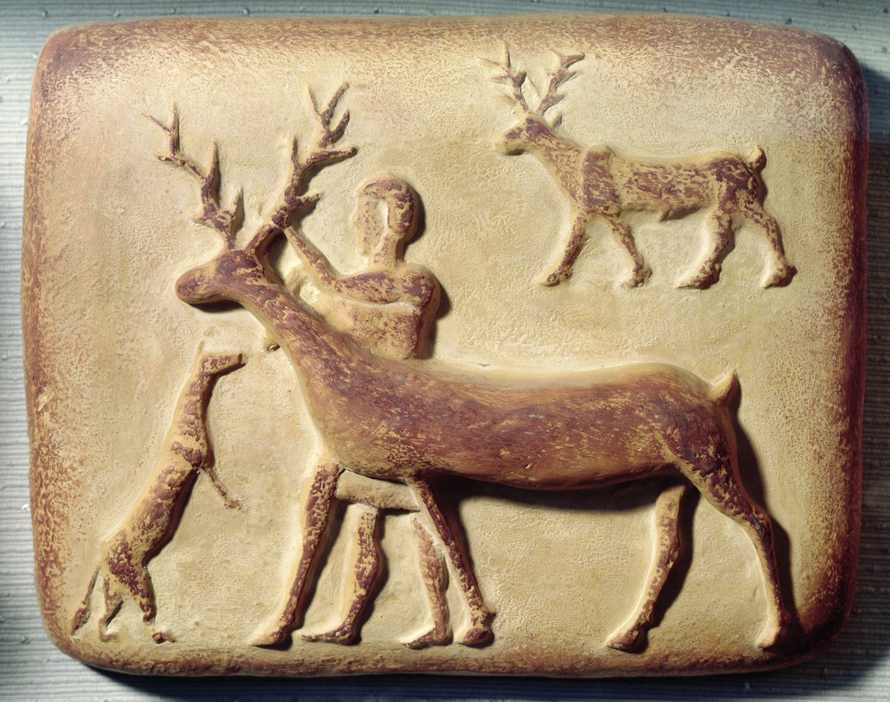 Alívio pintado representando um homem com veados, de Mari, Middle Eufrates de Mesopotamian