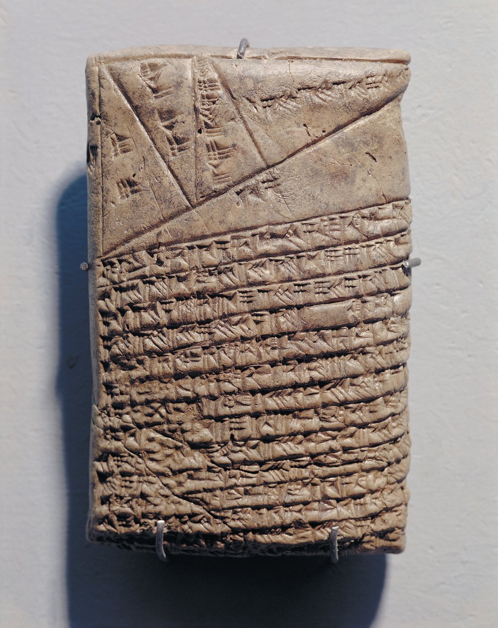 Tablet com quatorze linhas de texto matemático em escrita cuneiforme e desenho geométrico de Mesopotamian