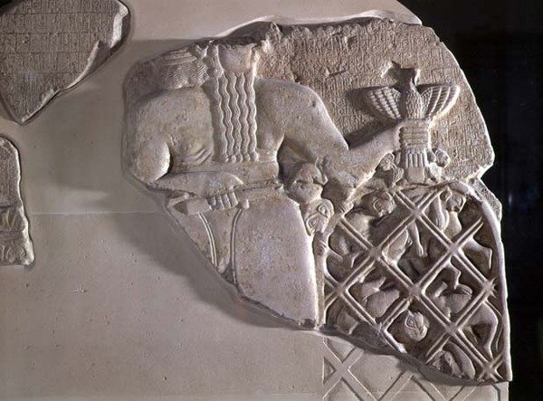 Estela dos Abutres, dedicada por Eannatum, Príncipe do Estado de Lagash, em comemoração de sua vitória sobre a cidade de Umma, de Telloh, antiga Girsu (reto) do início do período dinástico c.2450 aC (li de Mesopotamian