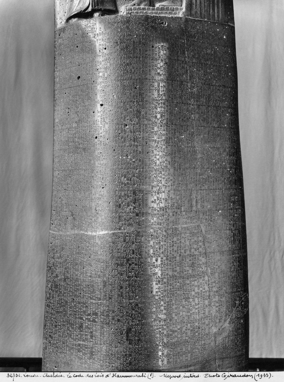 Código de Hamurabi, detalhe da inscrição da coluna que relaciona uma coleção de julgamentos exemplares decretados por Hammurabi, rei da Babilônia, encontrado em Susa, cerca de 1750 aC basalto ver também 286950, 286955 bw phot de Mesopotamian