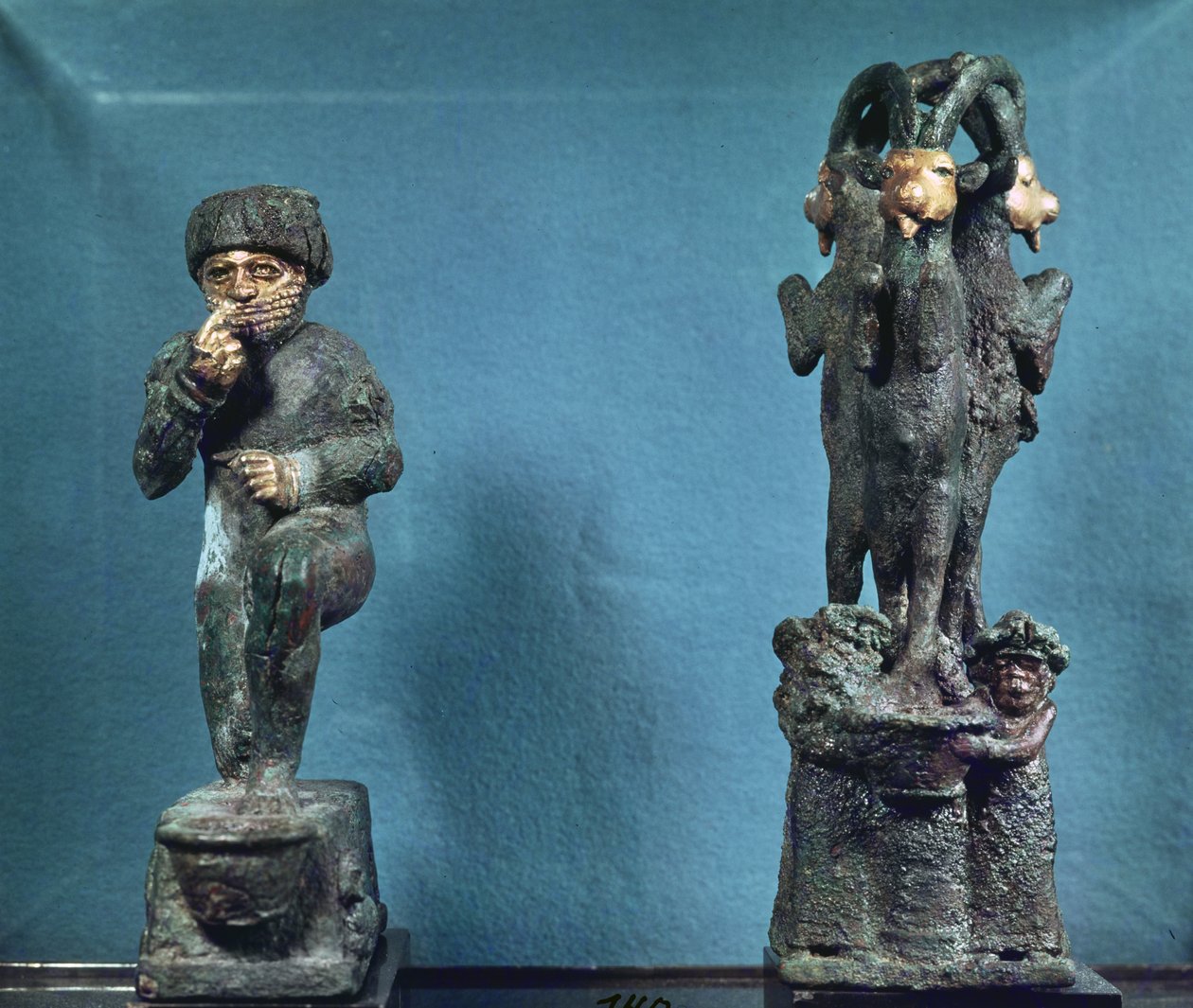 Hamurabi orando diante de uma árvore sagrada e a árvore sagrada formada por três cabras, de Larsa, Mesopotâmia do Sul, c.1750 a.C. (bronze e ouro) de Mesopotamian
