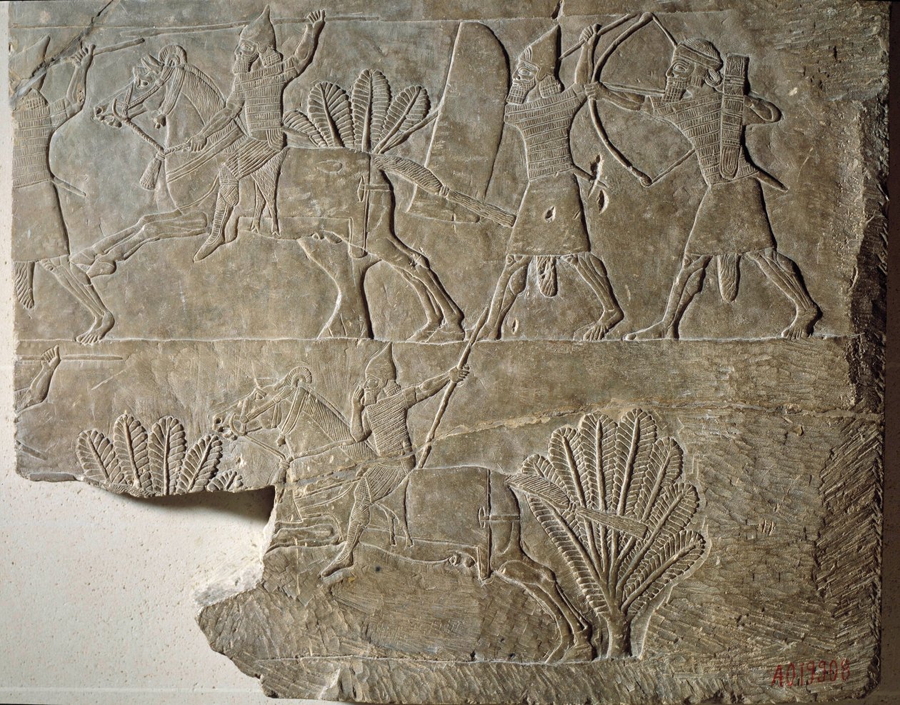 Mesopotâmia: Cavaleiros do exército assírio. Baixo relevo em albastro do palácio do rei Assurbanipal (ou Ashurbanipal) (668-627 a.C.). De Nínive. Paris, Museu do Louvre de Mesopotamian