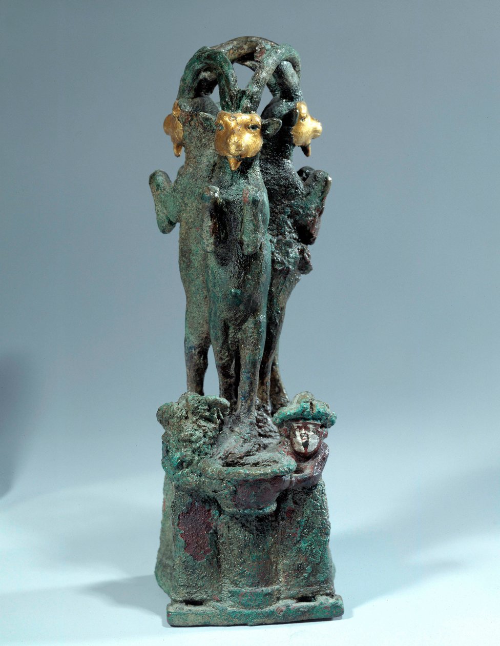 Mesopotâmia: suporte de copo em prata, bronze e ouro em forma de três cabres ibex. Século 18 AC. 1ª dinastia da Babilónia. De Larsa. Paris, Museu do Louvre. de Mesopotamian