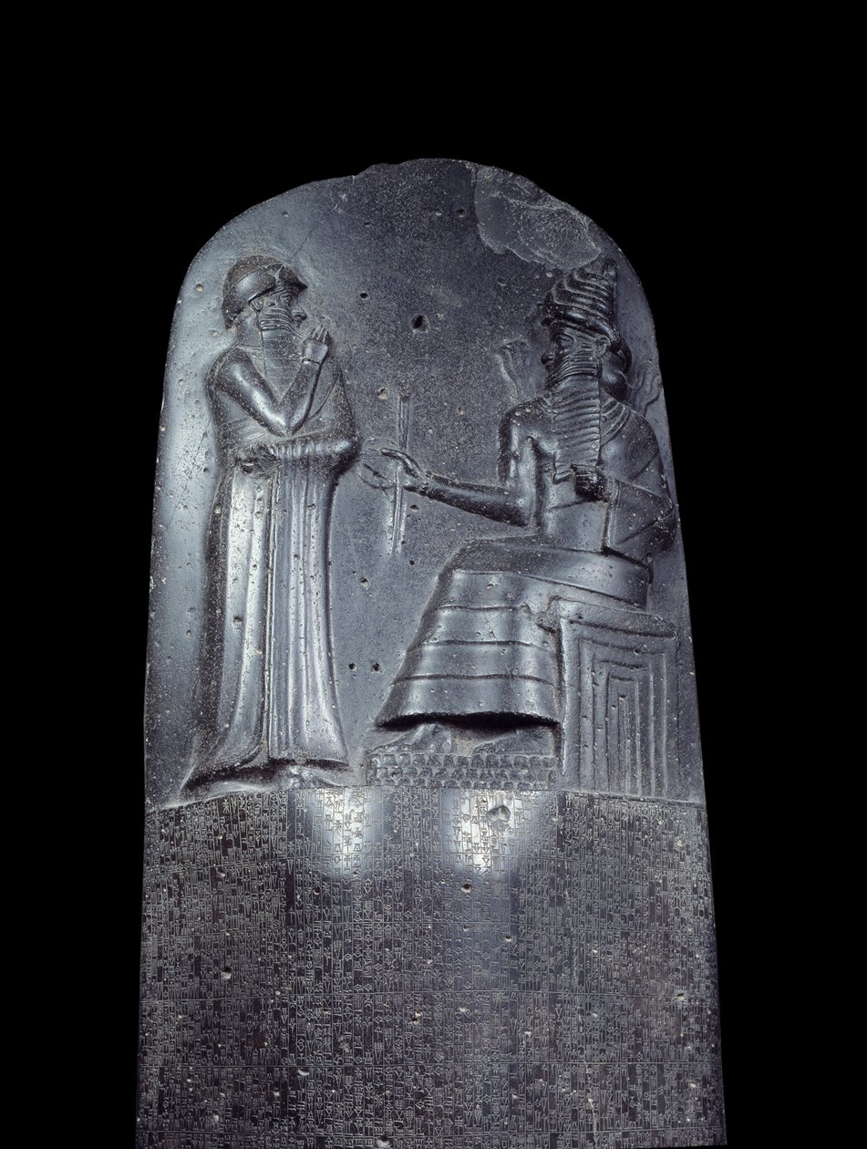 Mesopotâmia: estela em diorito do Código de Leis de Hammurabi (ou Hammourabi). Está coberto com inscrições cuneiformes e no topo está o rei Hamurabi perante o deus sol da Mesopotâmia, Shamash, divinita da Justiça. É uma das peças mais antigas do mundo. de Mesopotamian