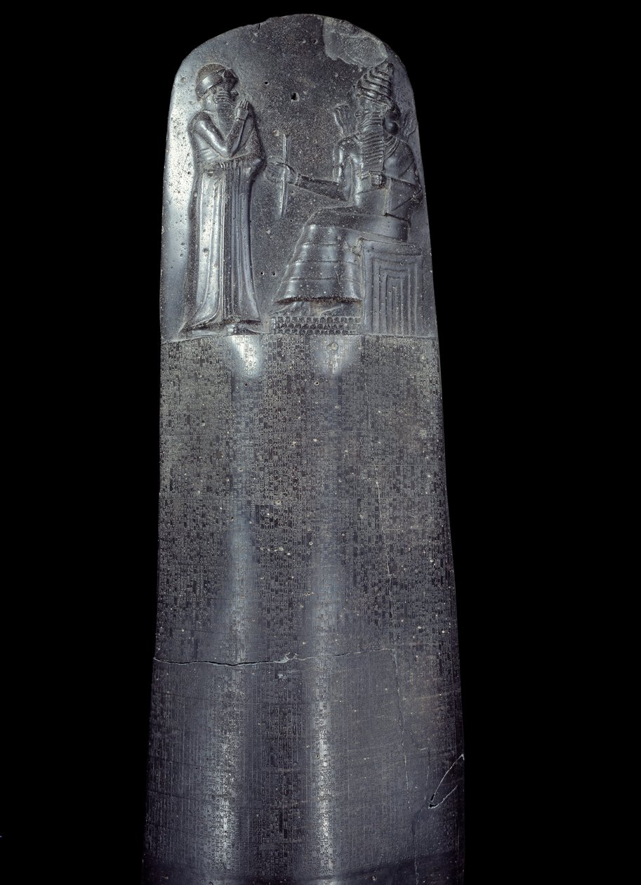 Mesopotâmia: estela em diorito do Código de Leis de Hammurabi (ou Hammourabi). Está coberto com inscrições cuneiformes e no topo está o rei Hamurabi perante o deus sol da Mesopotâmia, Shamash, divinita da Justiça. É uma das peças mais antigas do mundo. de Mesopotamian