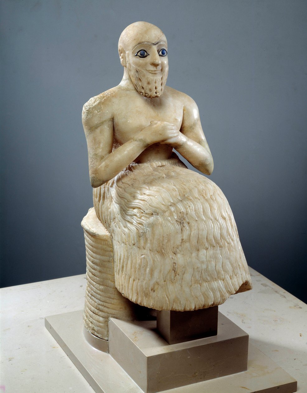 Art Mesopotâmia: Estátua do Intendente Ebih-il. Escultura de albastro, concha, lápis-lazúli e xisto, por volta de 2500 AC (período Sumério, por volta de 2900-2200 AC). De Mari. Altura: 0,525 m. de Mesopotamian Mesopotamian