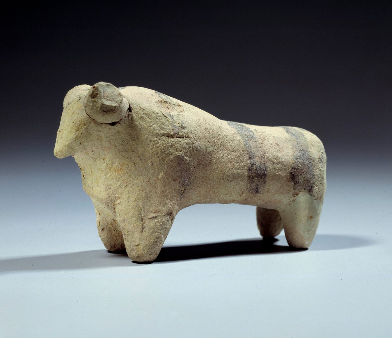 Medopotamie: Estatueta de touro de terracota com tiras pintadas. Período Obeid (5000-4000 BC) 4700-4200 BC. Paris, Museu do Louvre de Mesopotamian Mesopotamian