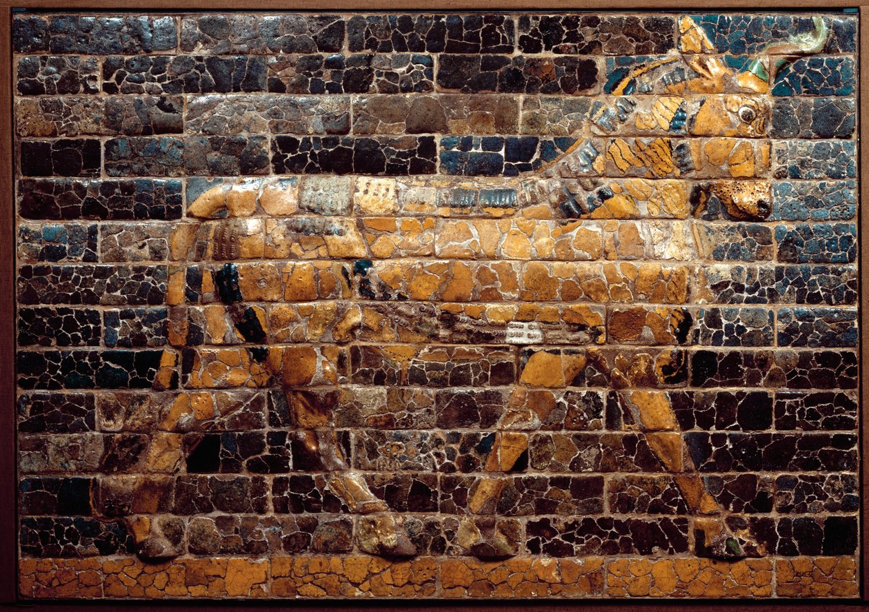 Mesopotâmia: "touro em movimento". Azulejos esmaltados do portão de Ishtar. Babilônia (Iraque) na época do rei Nabucodonosor II. Museu Nacional do Iraque Iraque de Mesopotamian Mesopotamian