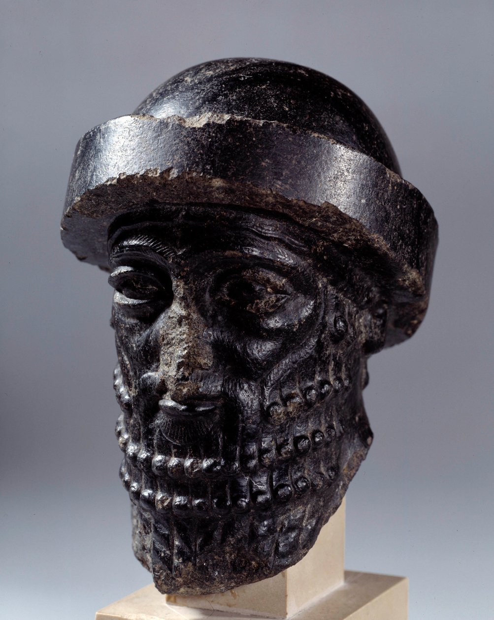 Mesopotâmia: cabeça esculpida em diorite chamada Hammurabi. De Susa. Dim. 0,15x0,1 m. Paris, Museu do Louvre de Mesopotamian Mesopotamian