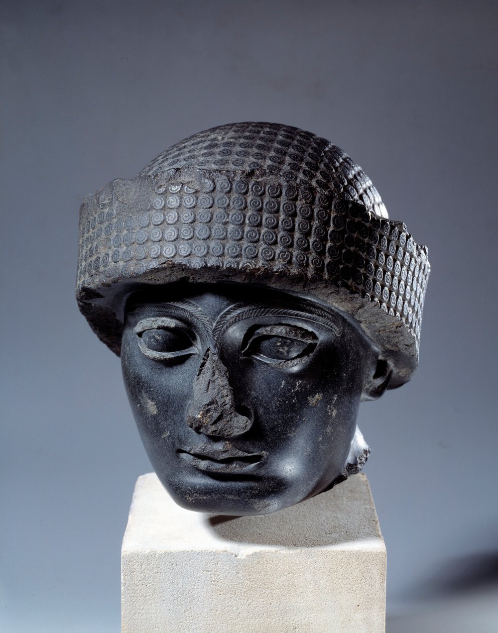 Mesopotâmia: cabeça em diorito sem inscrição de Gudea, governador da cidade de Lagash. Cerca de 2120 AC. Período Neo-Sumeriano (ca. 2150-2000 a.C.). Paris, Museu do Louvre de Mesopotamian Mesopotamian