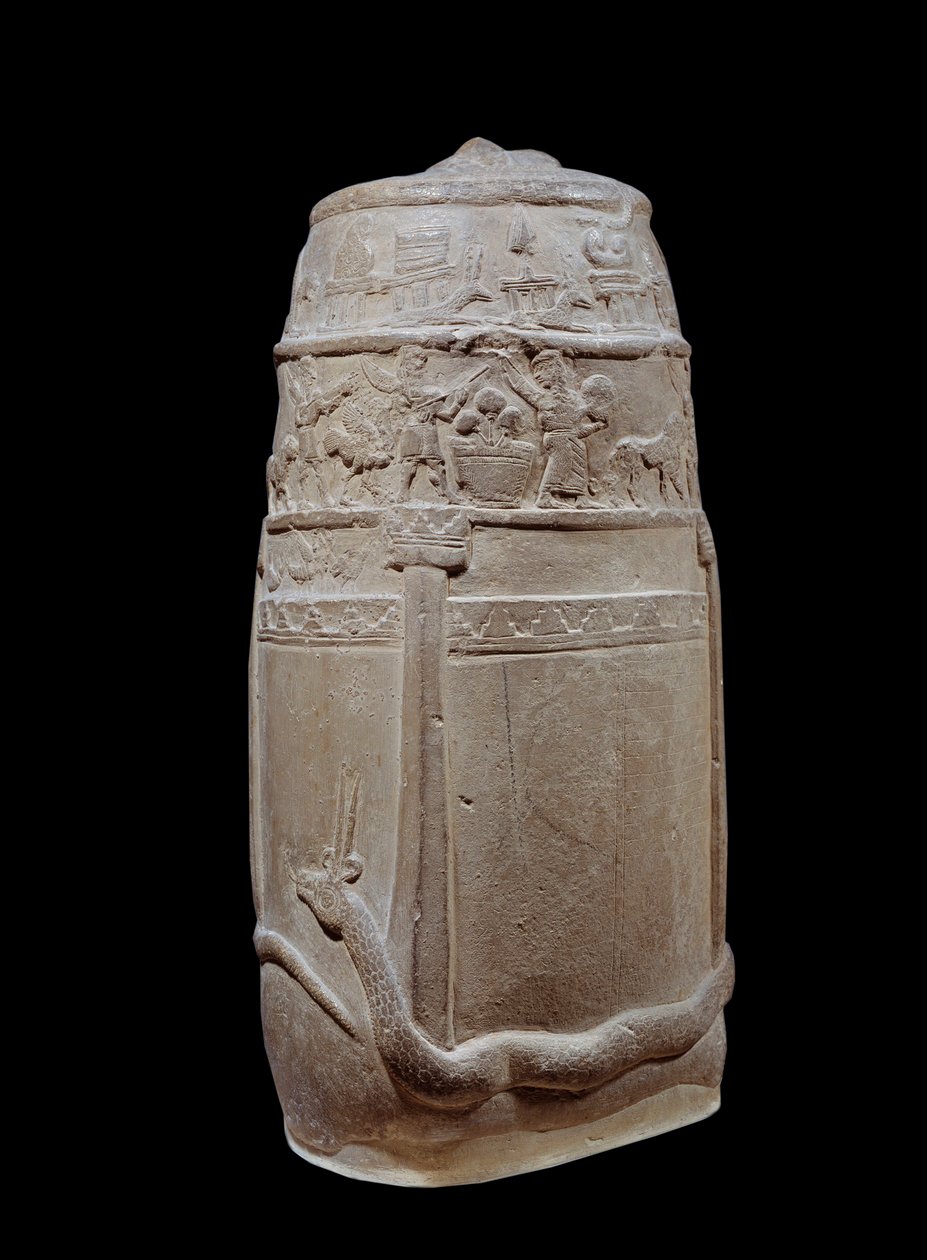 Mesopotâmia: kudurru em calcário inacabado (estela usada como suporte para doações de terras feitas pelos governantes do Kassite da Babilónia a membros da família ou altos dignitários). A inscrição está em escrita cuneiforme. O texto é um relato dos milita de Mesopotamian Mesopotamian