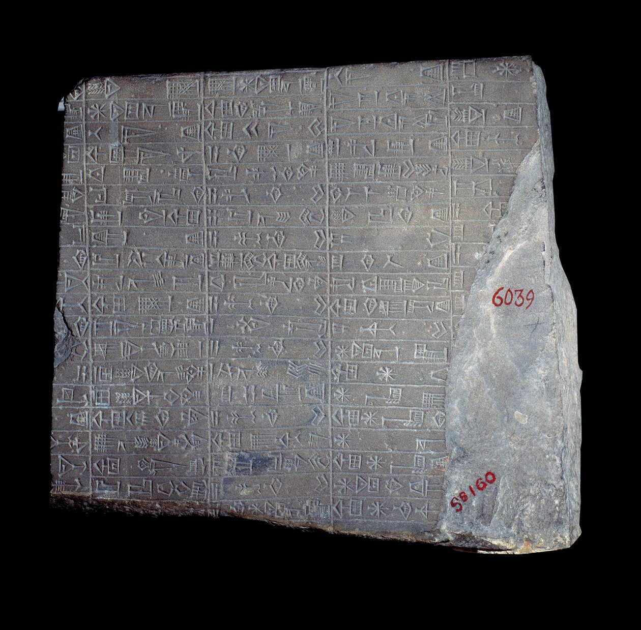 Mesopotâmia: estela calcária com inscrições em acádio comemorando o trabalho feito em honra do deus Inshushinak. 2100 AC. Paris, Museu do Louvre de Mesopotamian Mesopotamian