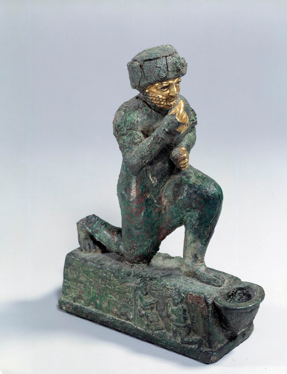 Mesopotâmia: Estatueta em prata, bronze e ouro de adorador ajoelhado, ex-voto dedicado ao deus Amurru para a vida de Hamurru. 1800 AC. Do site de Larsa. Paris, Museu do Louvre de Mesopotamian Mesopotamian