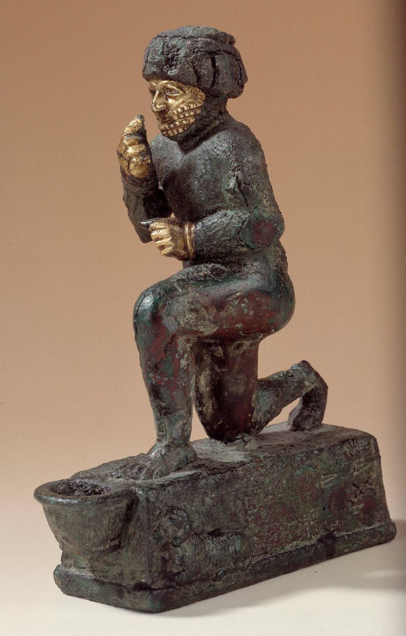 Mesopotâmia: Estatueta em prata, bronze e ouro de adorador ajoelhado, ex-voto dedicado ao deus Amurru para a vida de Hamurru. 1800 AC. Do site de Larsa. Paris, Museu do Louvre de Mesopotamian Mesopotamian