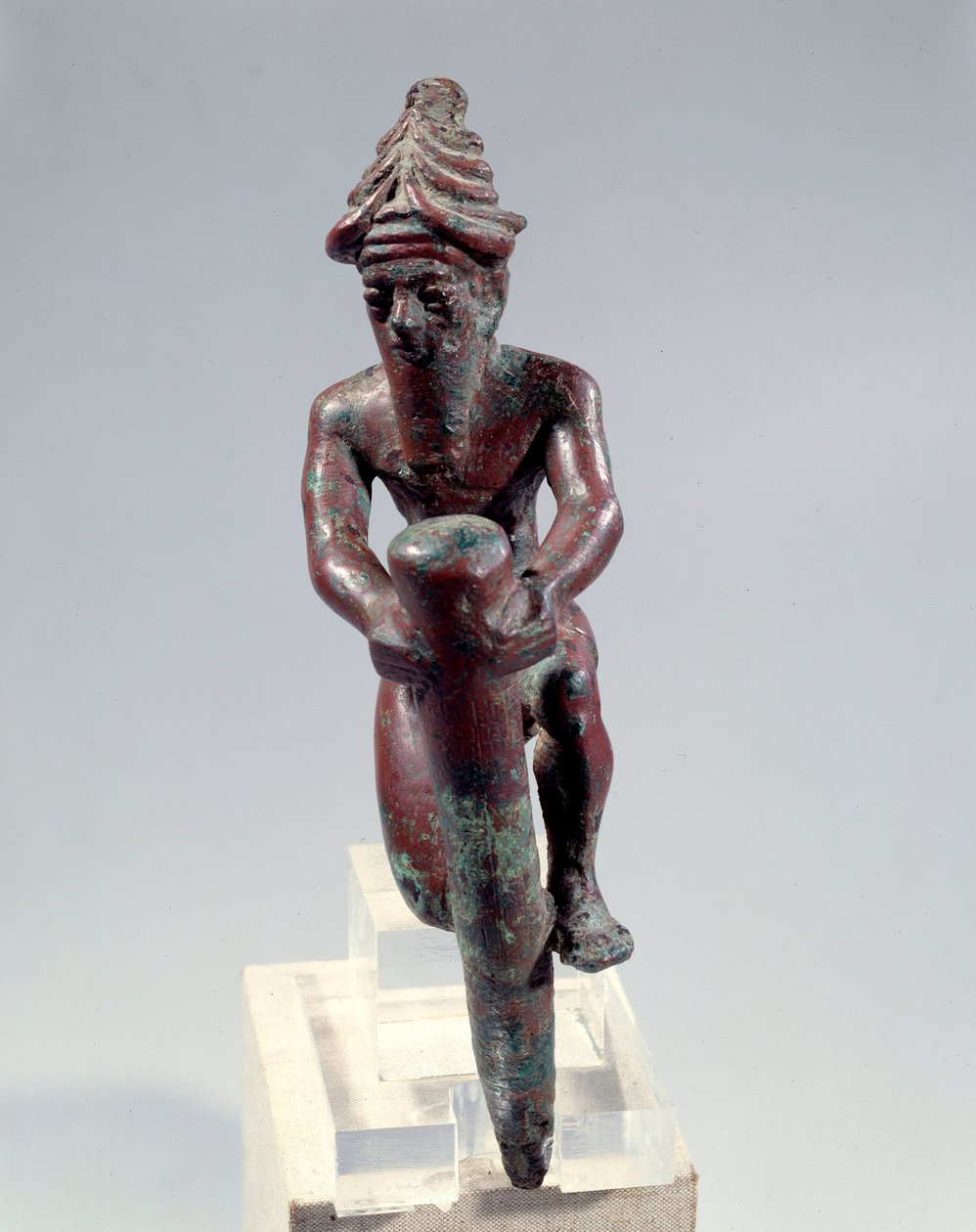 Mesopotâmia: figura de fundação de cobre retratando um deus empurrando um prego. Por volta de 2150 AC. De Tello. Paris, Museu do Louvre de Mesopotamian Mesopotamian