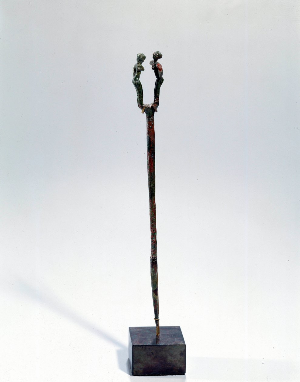 Arte Oriental: prenda uma cabeça decorada com dois personagens. Objeto de bronze, Cerca de 3300 - 3200 AC (período Urik, Mesopotâmia). De Tello. Altura 18 cm. Paris, Musee Du Louvre de Mesopotamian Mesopotamian
