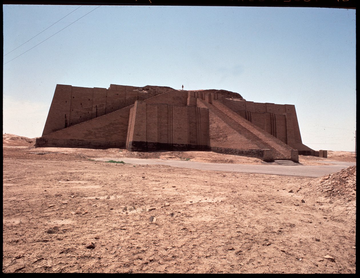 Vista do ziggurat reconstruído, 2050 a.C. de Mesopotamian Mesopotamian