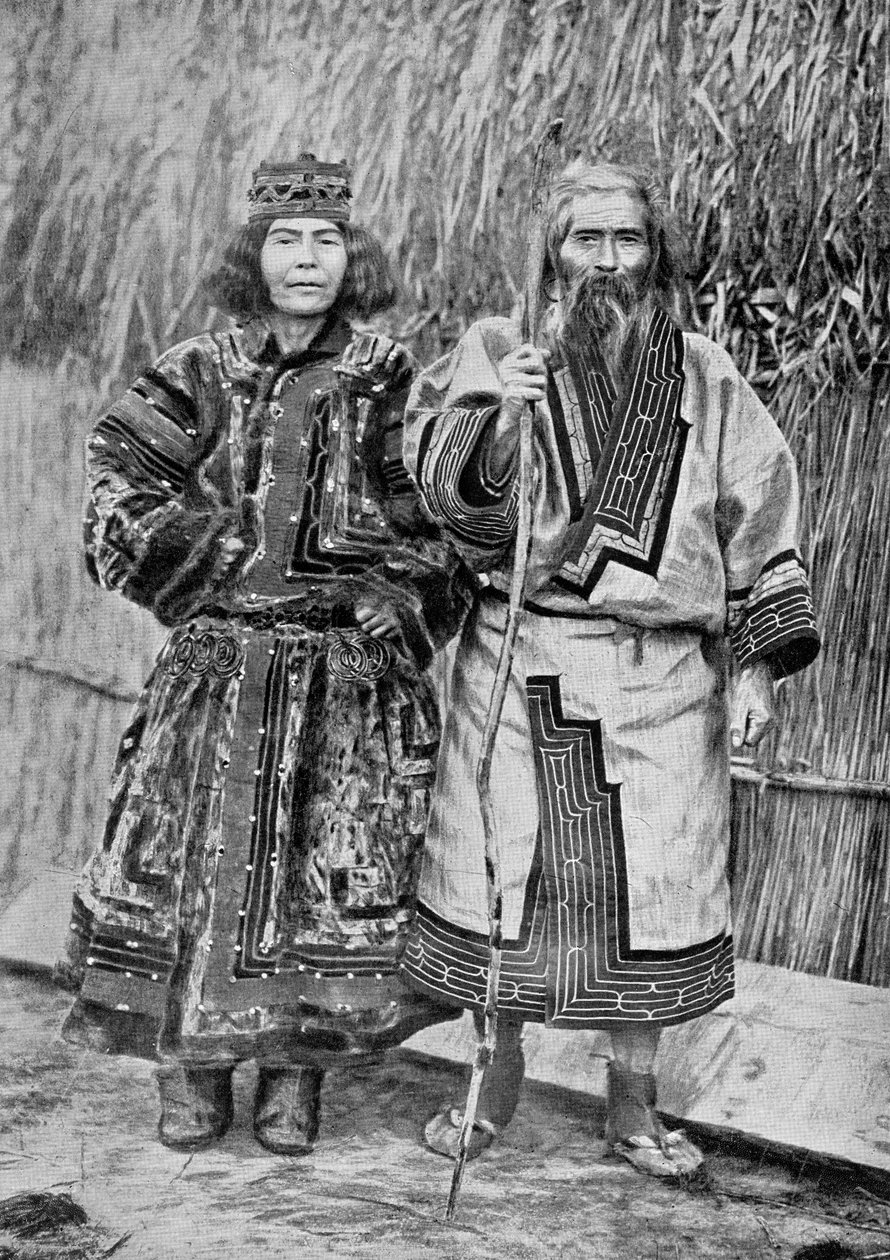 Casal Ainu fora da tradicional casa Ainu de uma cabana de palha, no final do século 19 (foto bw) de Messrs. Kajima and Suwo
