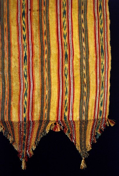 Detalhe de um rebozo, final do século 19 (seda, algodão, tintas naturais e fios de ouro) de Mexican School