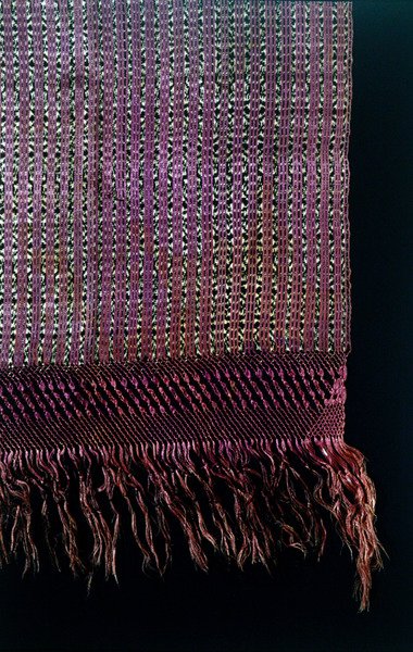 Detalhe de um rebozo, final do século XIX (seda, algodão, corantes naturais e fio de ouro) de Mexican School