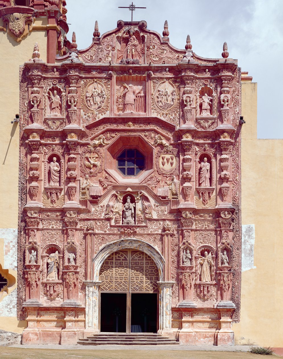 Fachada da Igreja da Missão Franciscana de Santa Maria da Água de Landa, 1760-78 de Mexican School