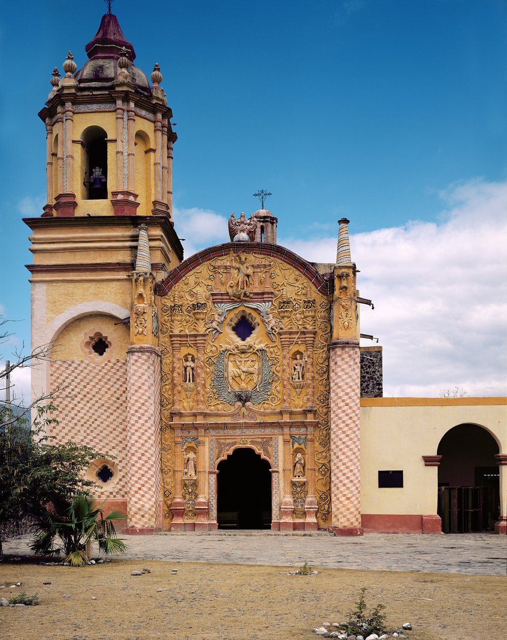 Fachada da Igreja da Missão Franciscana do Arcanjo São Miguel em Conca, 1754-58 de Mexican School