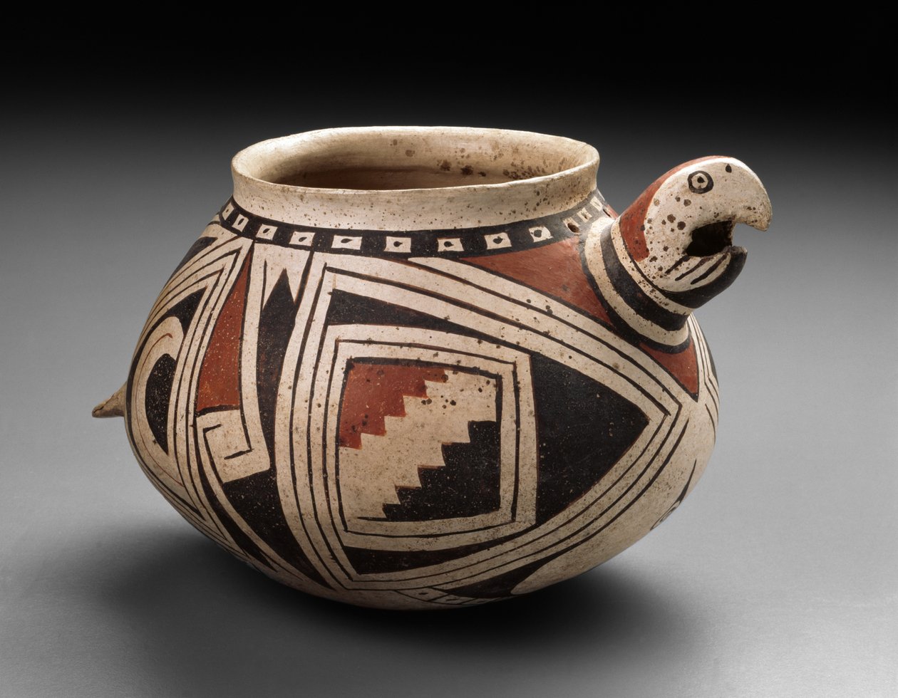 Tigela de arara de Mogollon, Período de Tardio, 1300-50 (louça de barro com pintura de deslizamento policromada) de Mexican School