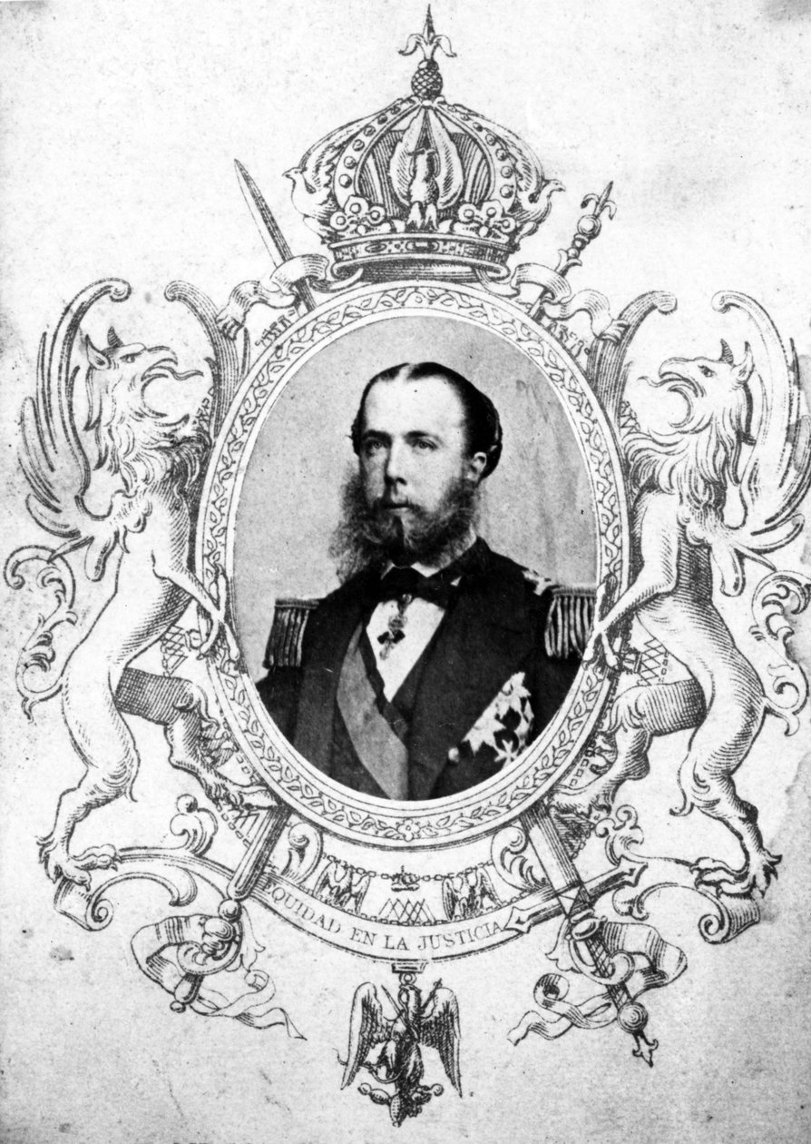 Retrato do imperador Maximiliano dentro do brasão Imperial mexicano (foto e gravura bw) de Mexican School