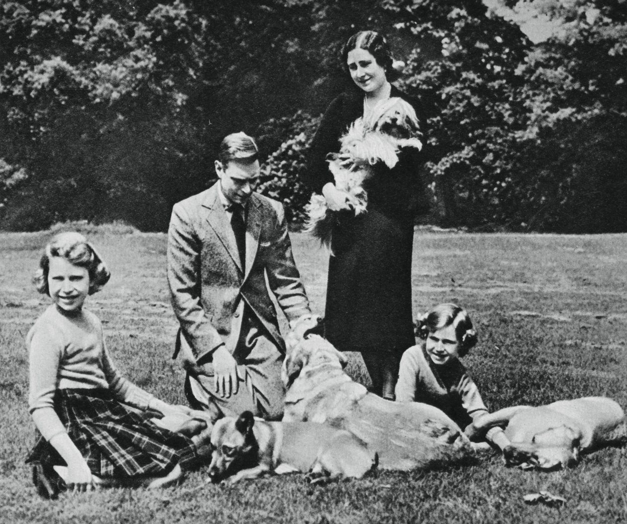 Família real como um feliz grupo de amantes de cães, 1937. de Michael Chance