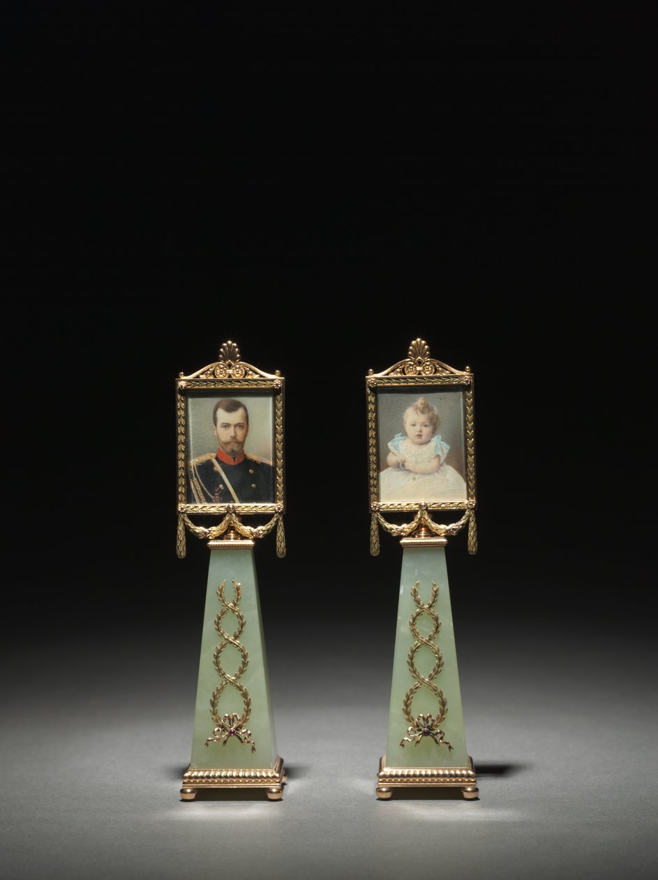 Miniaturas emolduradas: retrato do czar Nicolau II e retrato da grã-duquesa Olga, firma de Peter Carl Fabergé de Michael Evlampievich Perkhin