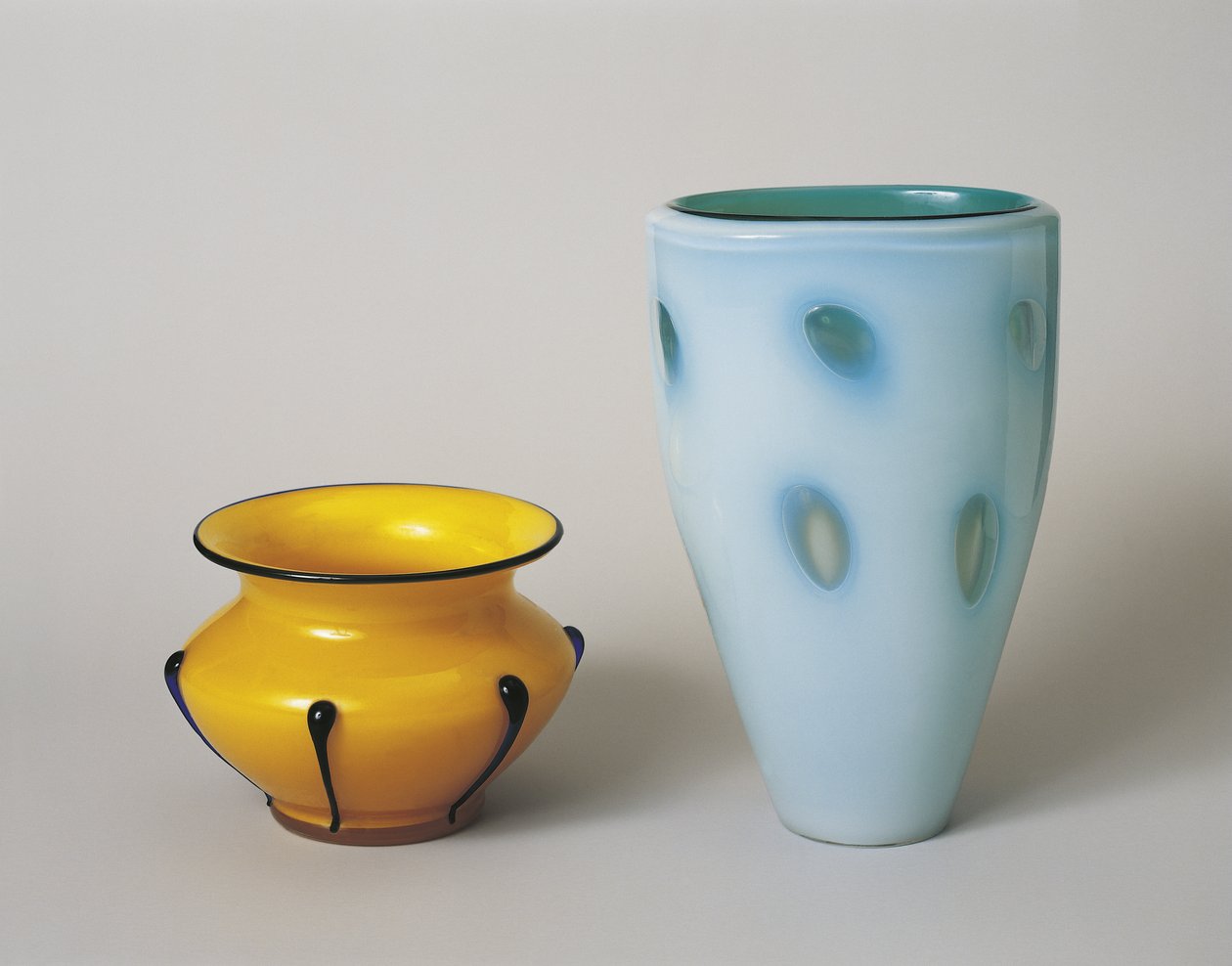 Grande plano de dois vasos, Boémia, Áustria de Michael Powolny