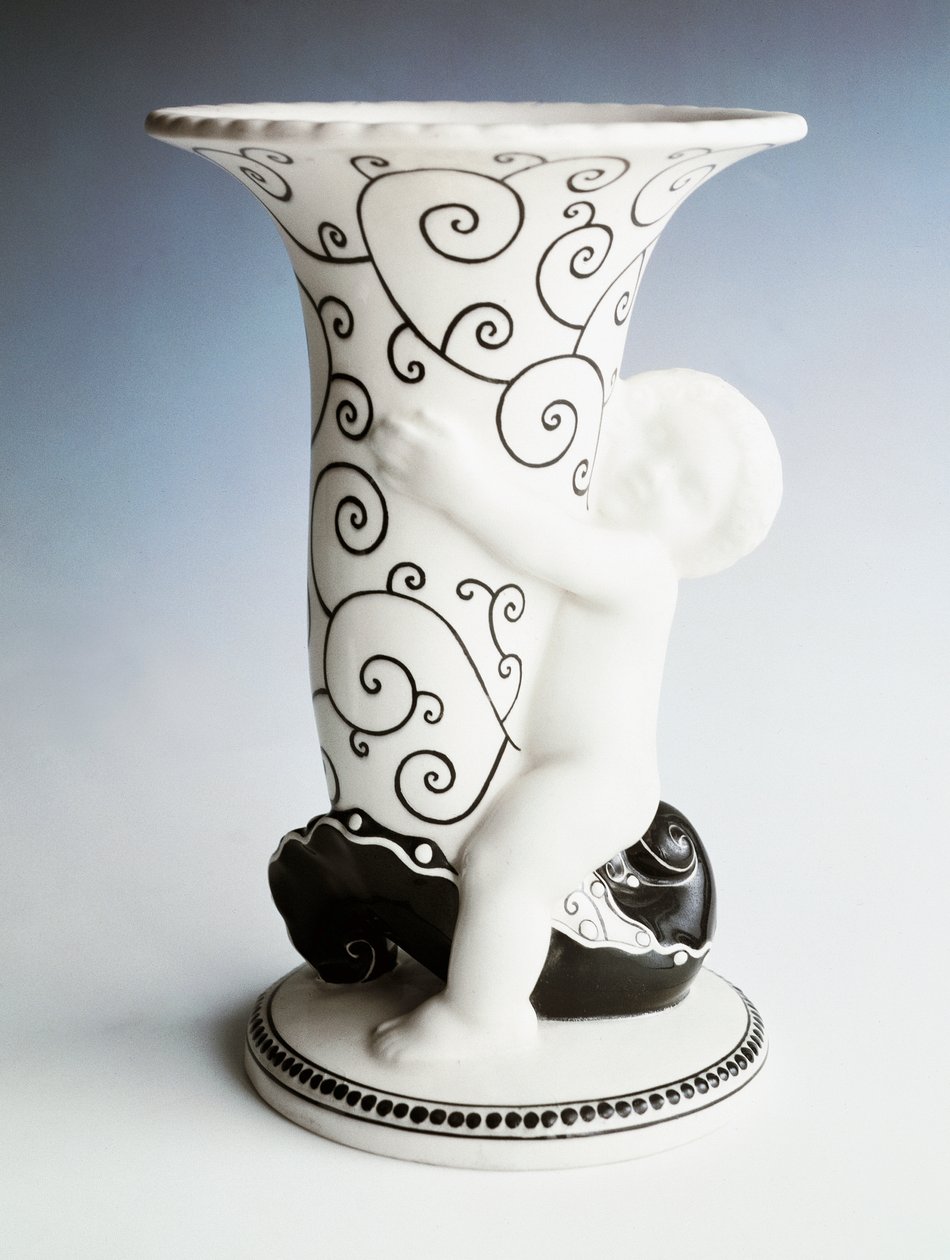 Jarra com decoração preta, corpo em forma de cone sustentado por um querubim, Vereinigte Wiener Und Gmundner Keramik, Áustria, século XX (faiança esmaltada branca) de Michael Powolny