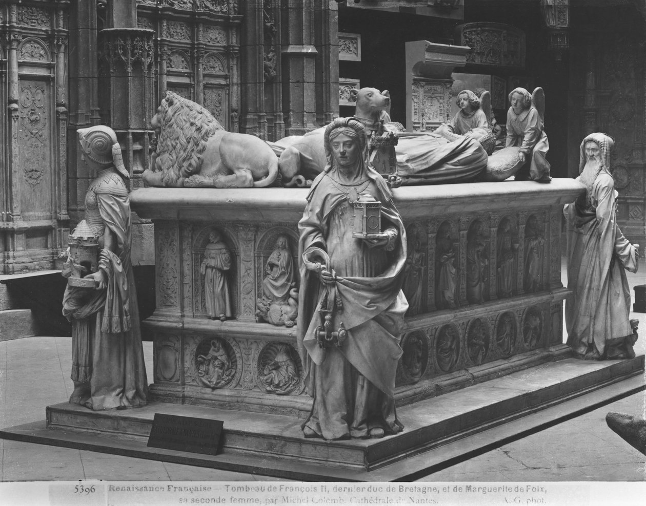 Catedral de Nantes, São Pedro e São Paulo, Tumba de Francisco II, Duque da Bretanha e Margarida de Foix, 1502-07 (gesso de mármore) de Michel Colombe