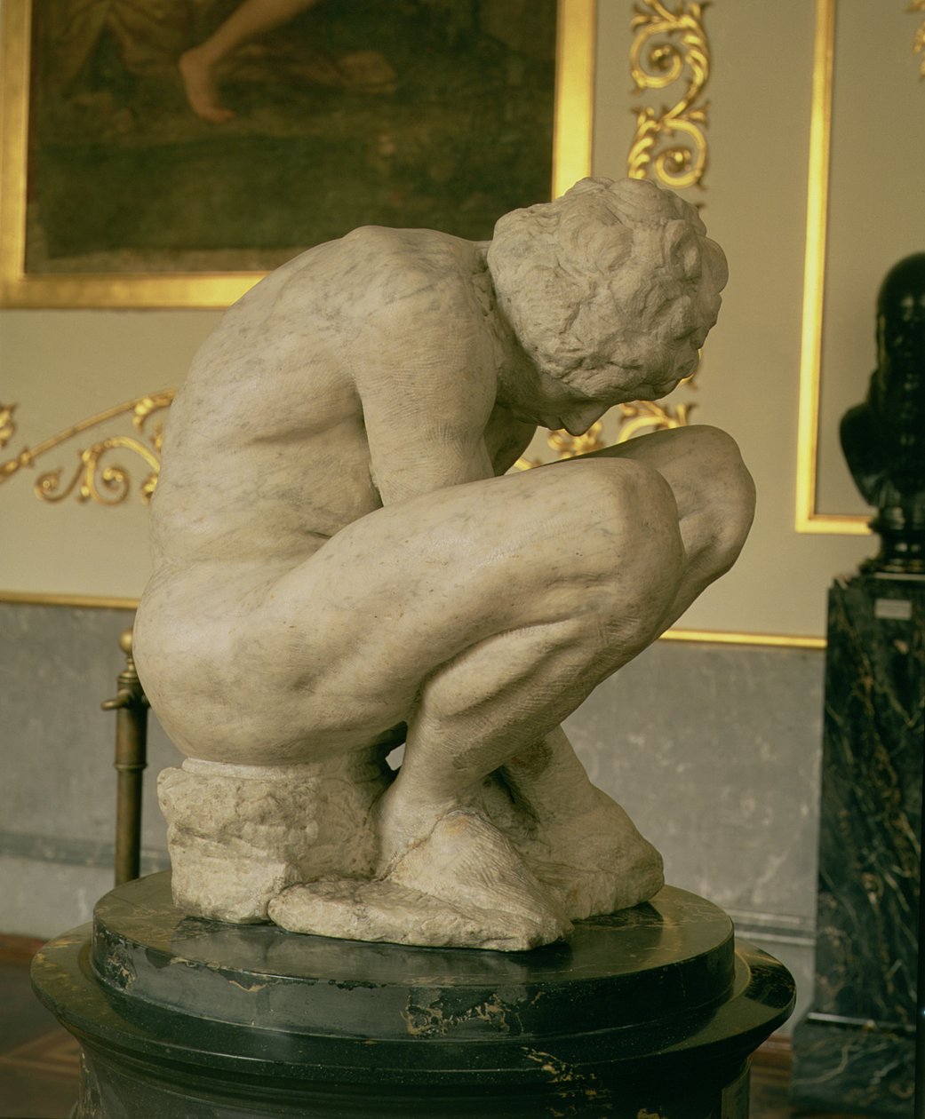 Garoto Agachado, c.1530-34 (mármore) (ver também 226974) de Michelangelo Buonarroti