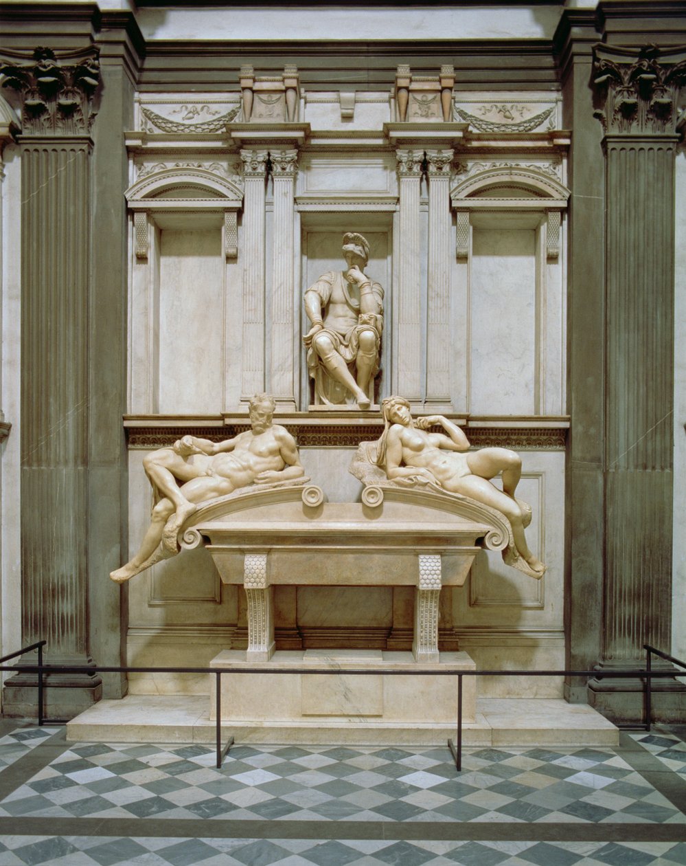 Crepúsculo e Madrugada do Túmulo de Lorenzo de Medici, projetado em 1521, esculpido em 1524-34 (mármore) de Michelangelo Buonarroti