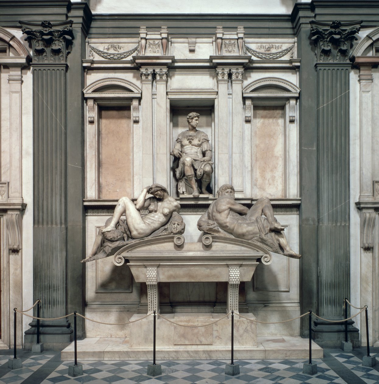 Túmulo de Giuliano de &39;Medici, Duque de Nemours (1479-1516) com as figuras do dia e da noite, 1533 (mármore) de Michelangelo Buonarroti