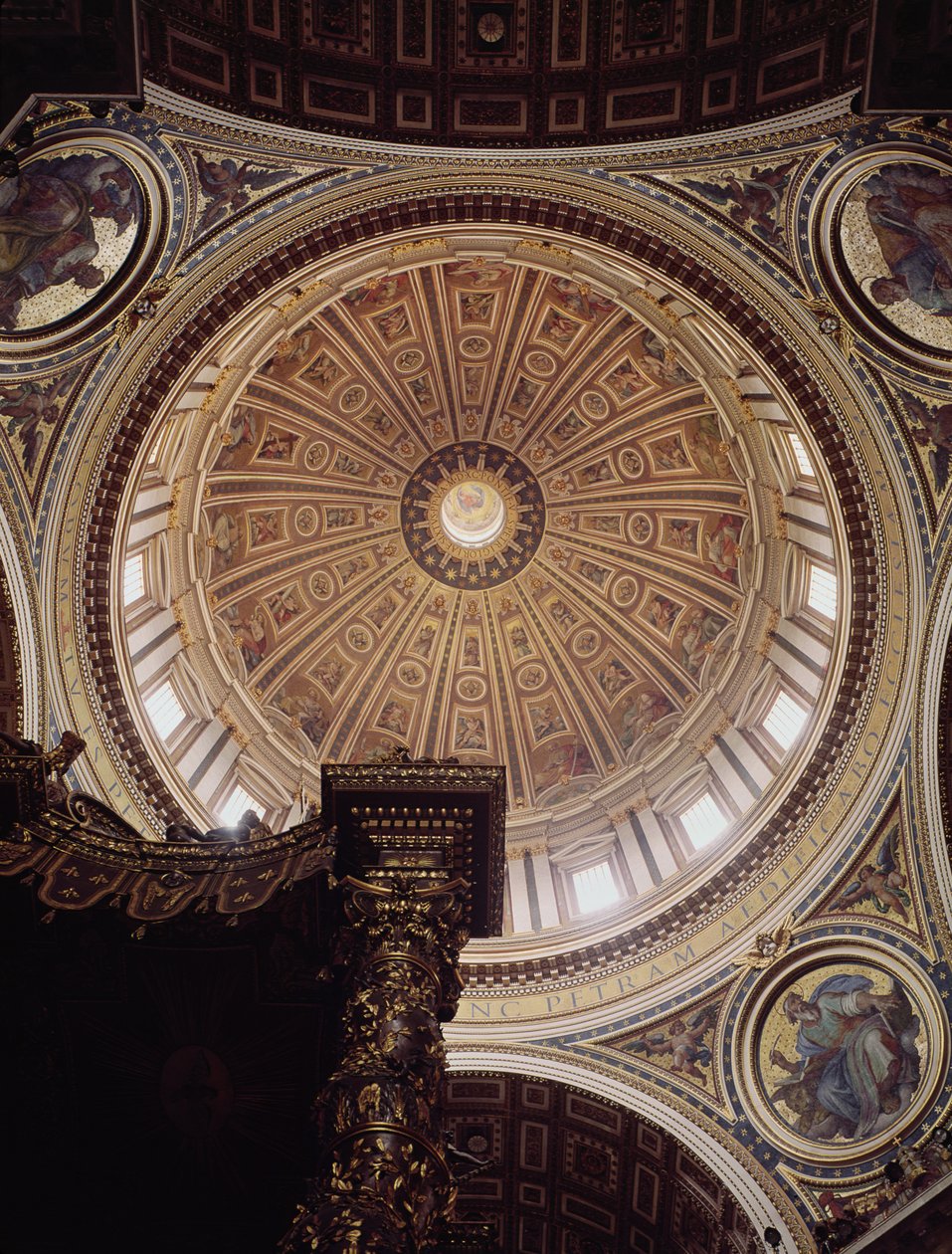 Vista do interior da cúpula, iniciada por Michelangelo em 1546 e concluída por Domenico Fontana (1543-1607) em 1593 de Michelangelo Buonarroti