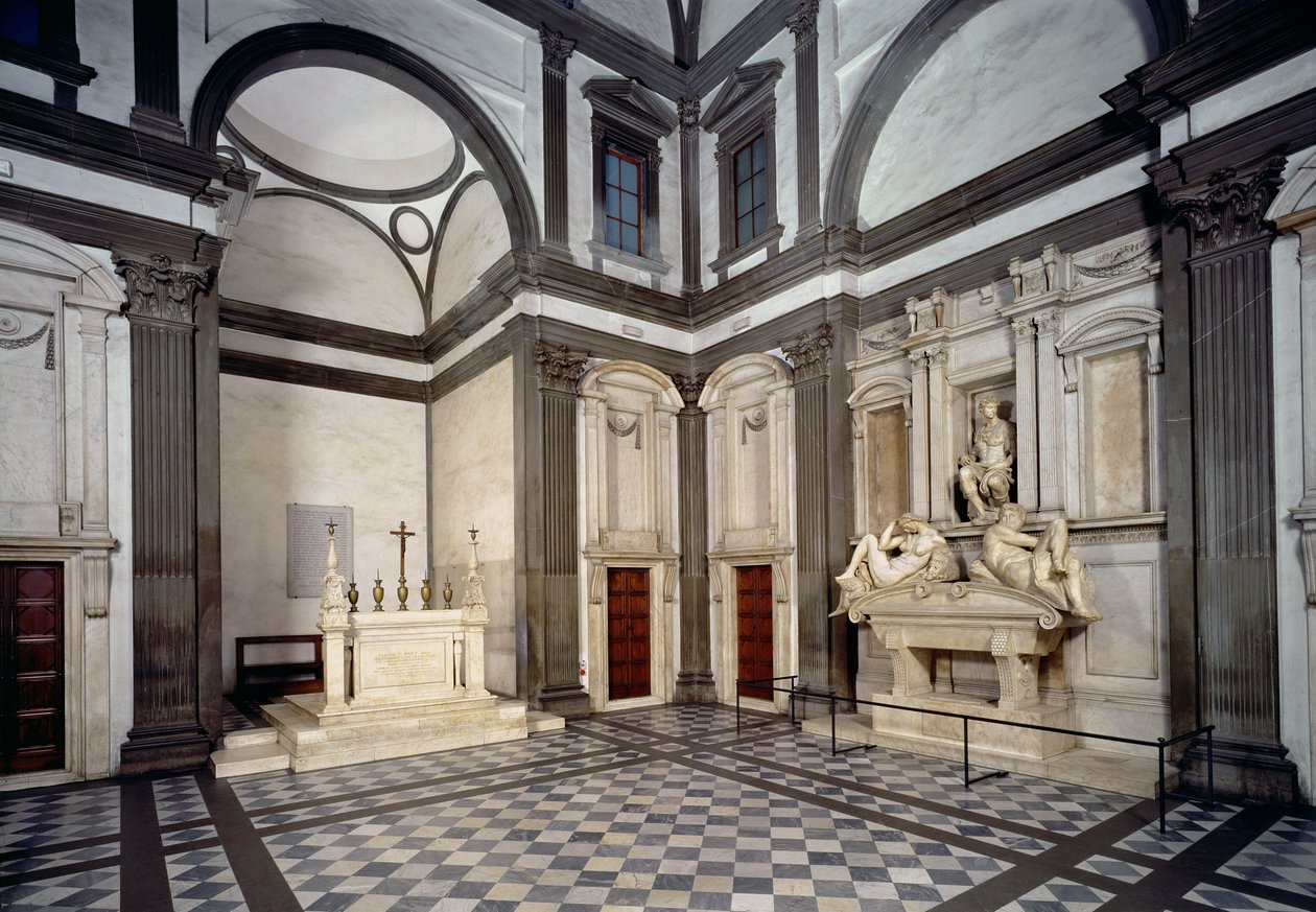Vista do interior mostrando o túmulo de Giuliano de &39;Medici (1492-1519) projetado 1520-34 de Michelangelo Buonarroti