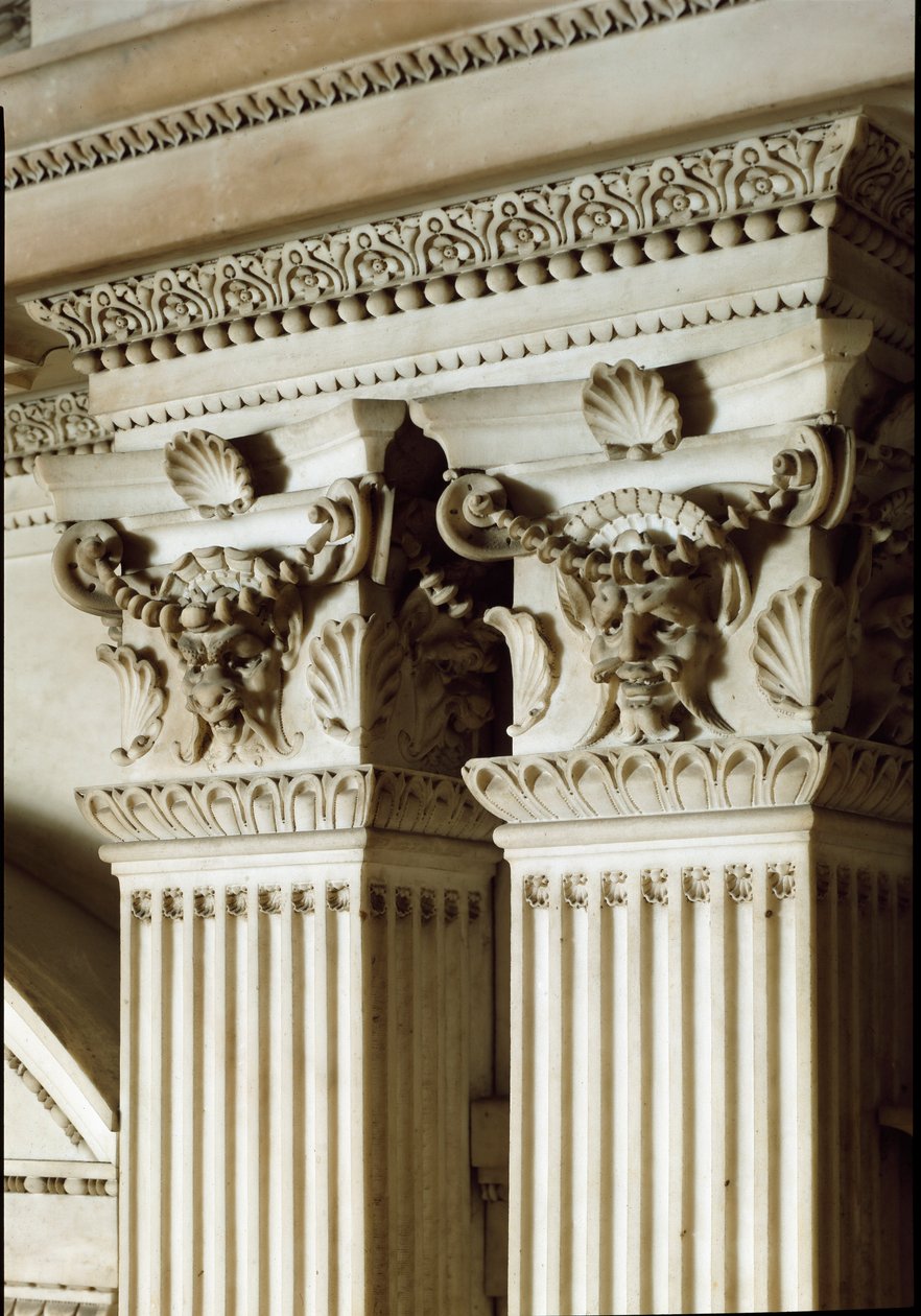 Alegoria do dia e da noite: detalhe das colunas e capitéis. Mausoléu de Giuliano de Medici. Escultura em mármore. de Michelangelo Buonarroti