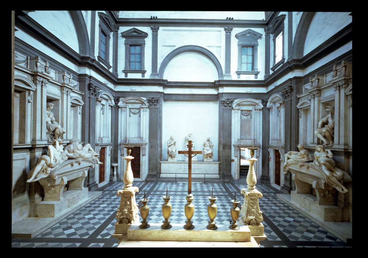 Vista do interior projetado por Michelangelo Buonarroti (1475-1564) mostrando os túmulos Medici de Lorenzo, duque de Urbino (1492-1519) (l) e Giuliano, duque de Nemours (1479-1516) (r), 1520-24 e 1530 de Michelangelo Buonarroti