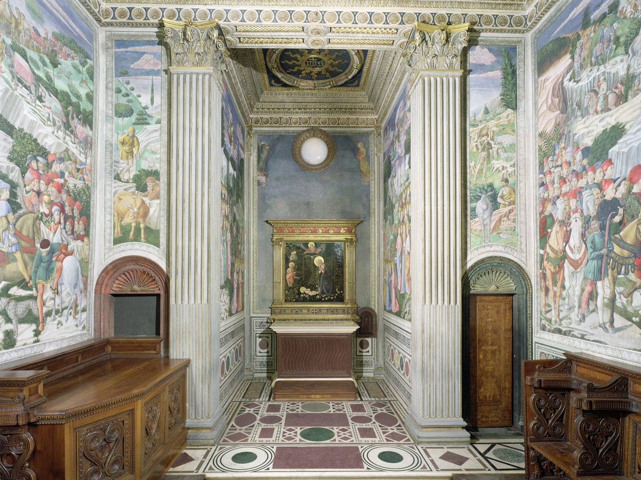 Interior da capela com afrescos de Benozzo Gozzoli (1420-97) c.1460 de Michelozzo di Bartolommeo