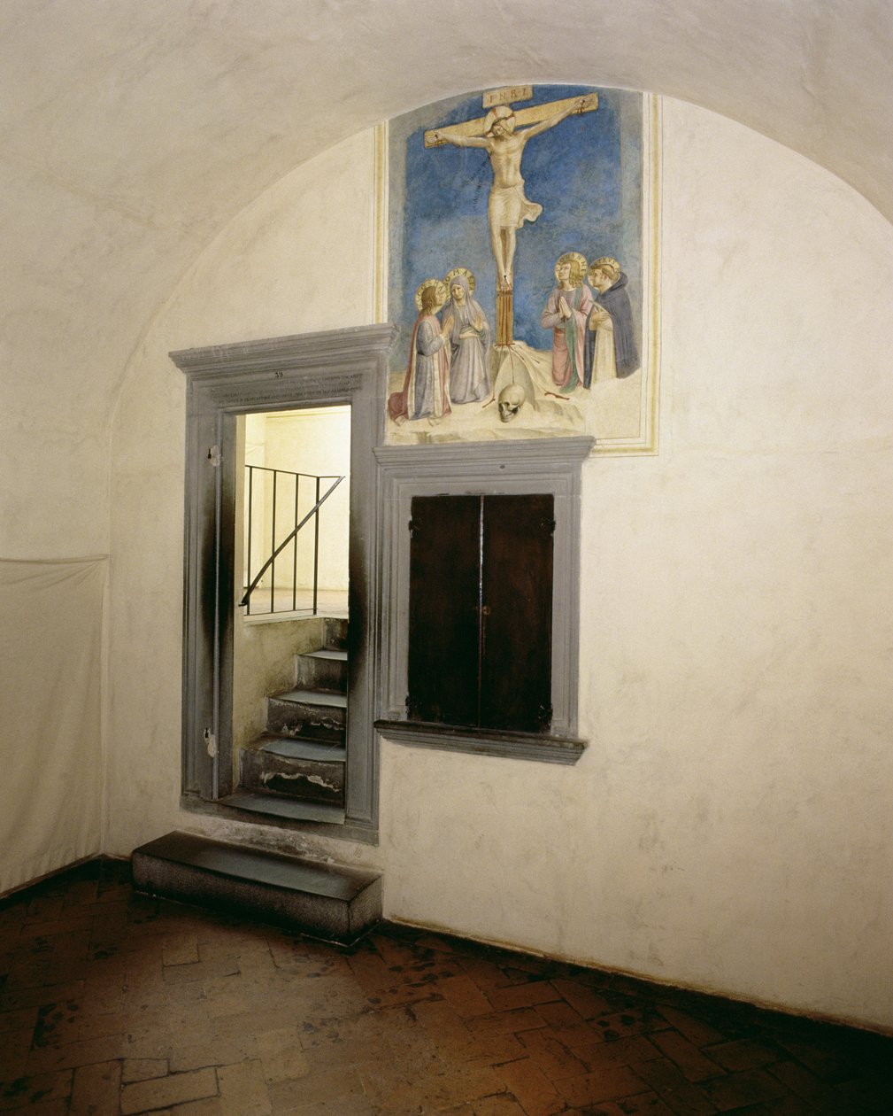 Vista da cela de um monge decorada com a &39;Crucificação com os Santos&39; de Fra Angelico (1387-1455) de Michelozzo di Bartolommeo