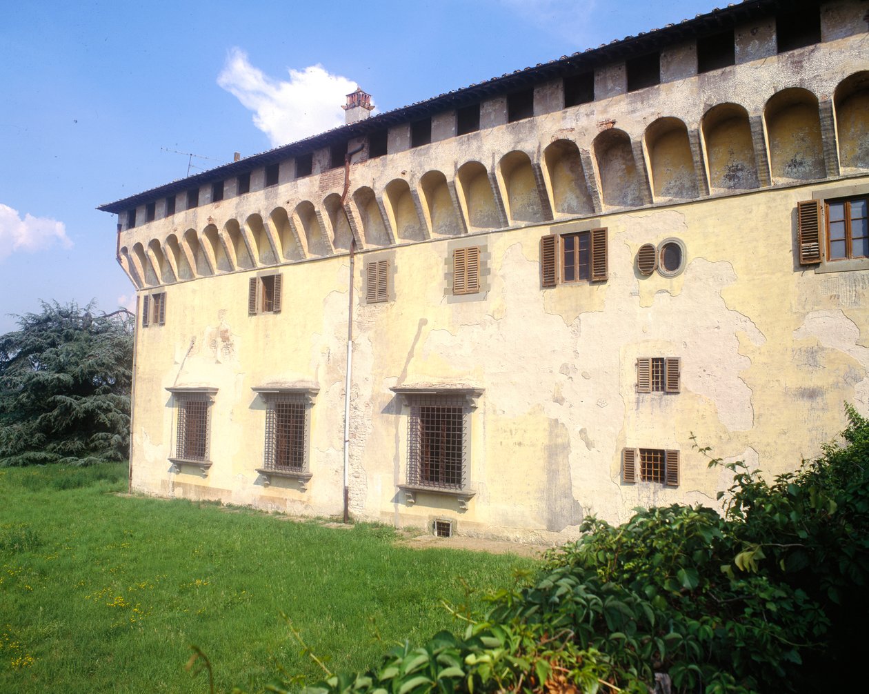 Villa Medici de Cafaggiolo, iniciada em 1451 de Michelozzo di Bartolommeo