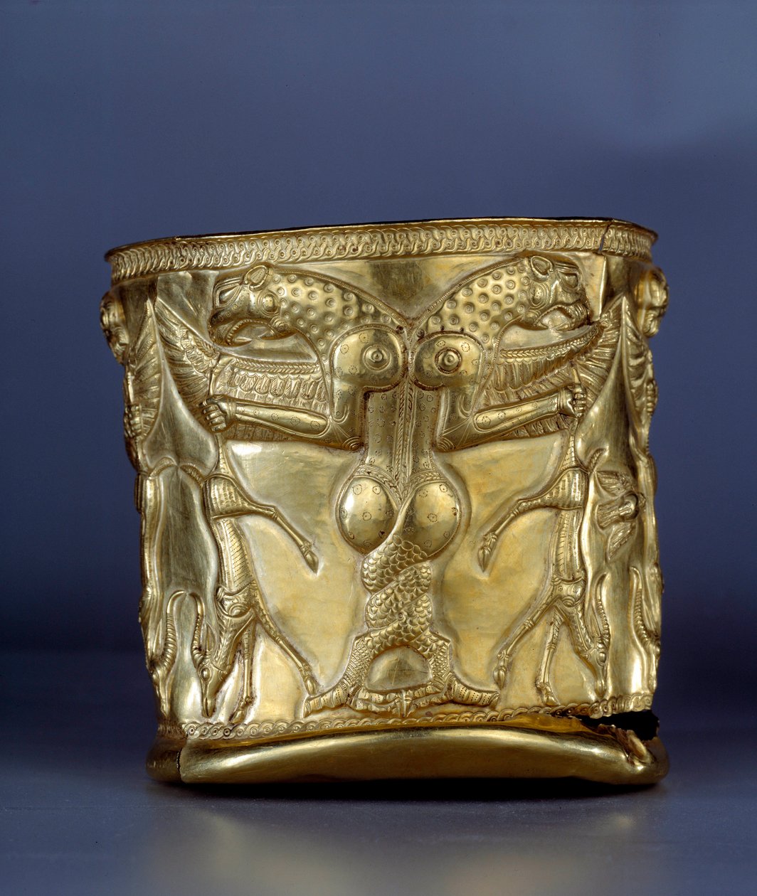Arte Antiga Oriental: Taça de Electrum representando um monstro com estufas entrelaçadas, cerca de 1200 AC. Do norte do Irão. Paris, Musee Du Louvre de Middle Elamite Period