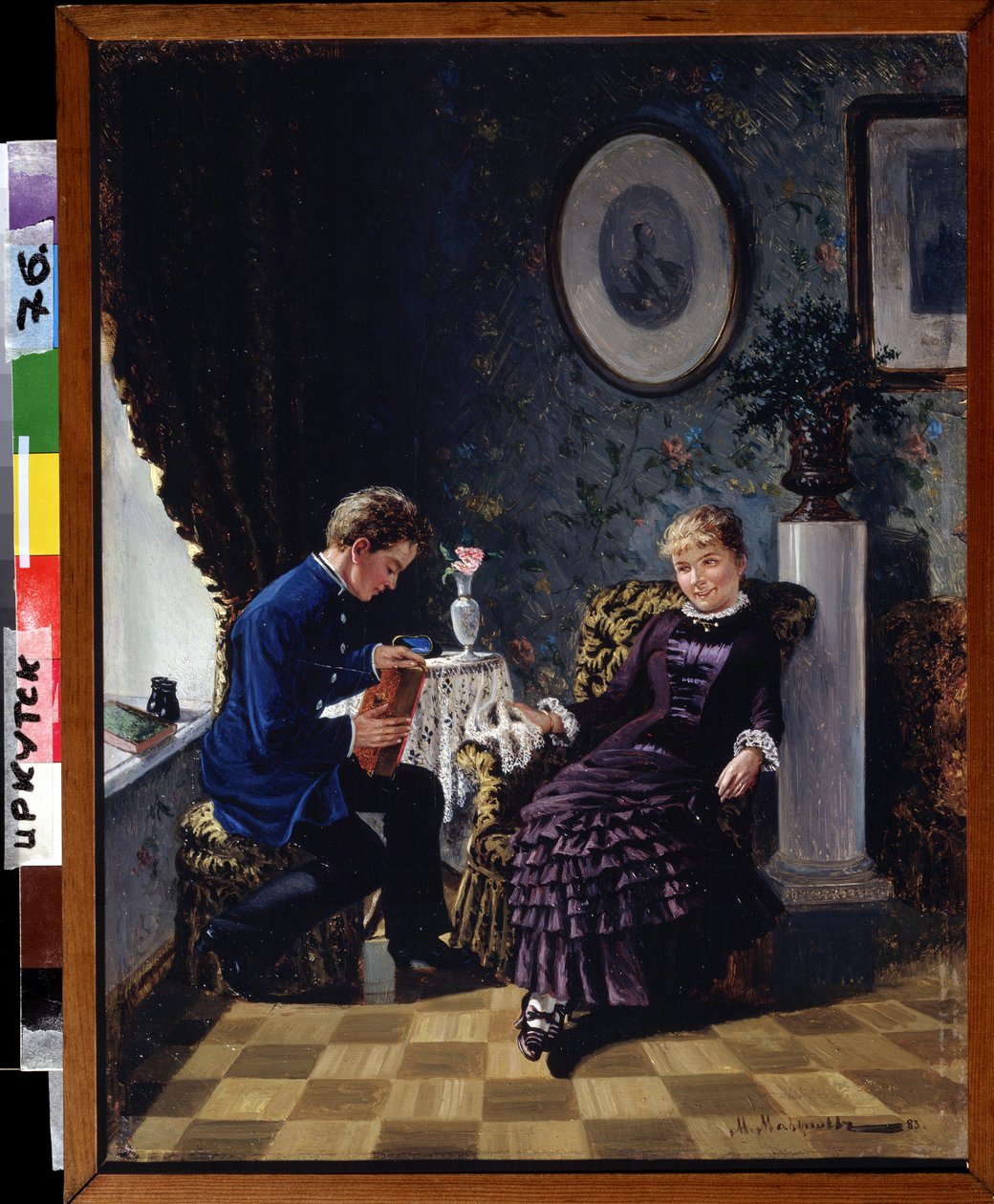 Os começos (The Debut). Em uma sala de estar, cabeça a cabeça entre um jovem tímido, que está segurando um livro e uma jovem sorridente, uma declaração de encontro de amor. Pintura de Mikhail Georgievich Malyshev (1852-1914), óleo sobre tela de Mikhail Georgievich Malyshev