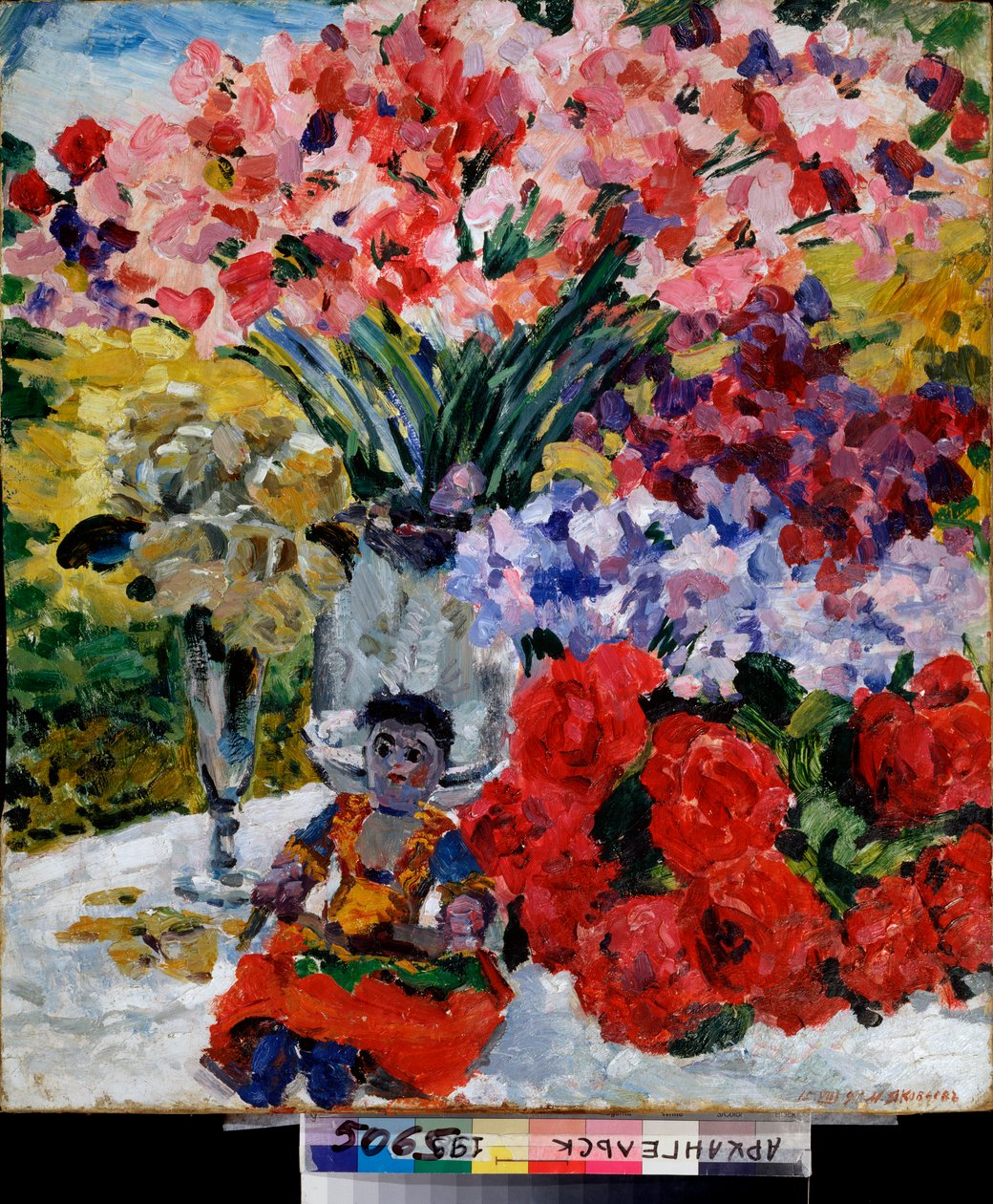 Flores e um boneco - Pintura de Mikhail Nikolayevich Yakovlev (1880-1942), óleo sobre tela de Mikhail Nikolayevich Yakovlev