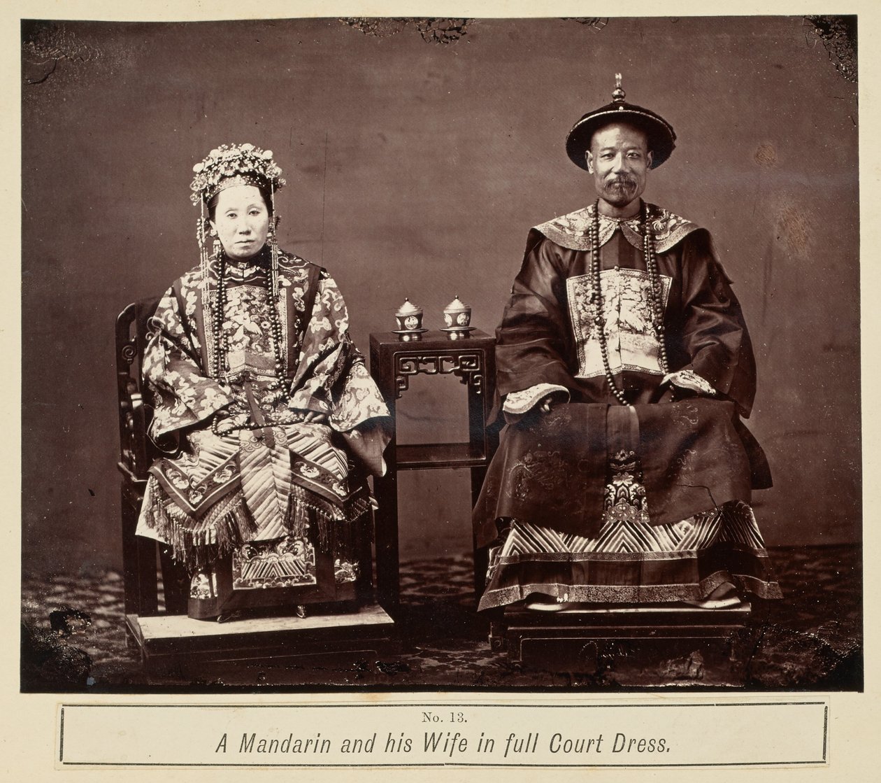 Um mandarim e a sua mulher em traje de corte de Milton M. Miller