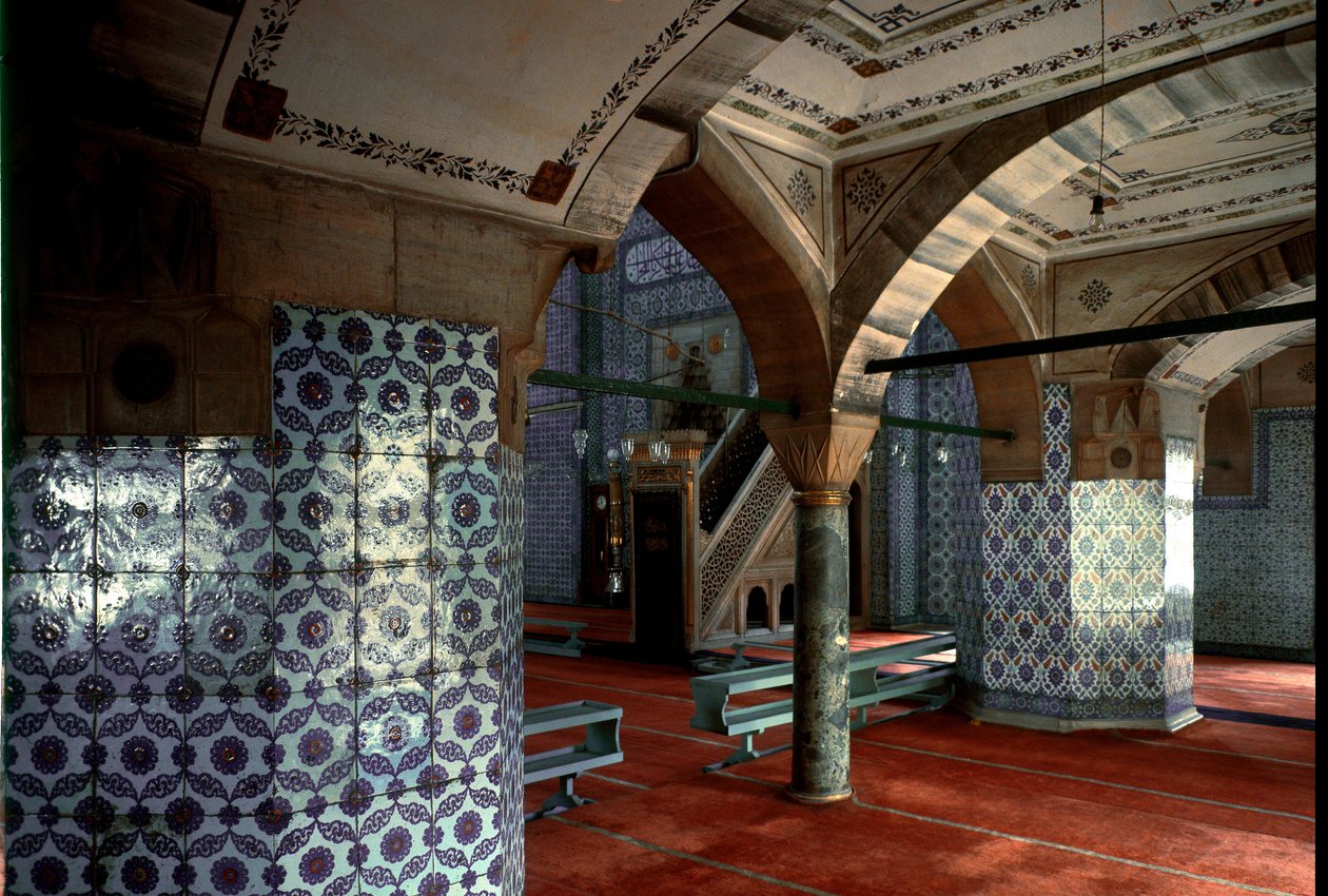 Vista interior da Mesquita Rustem Pacha (1560-1564) de Mimar Sinan