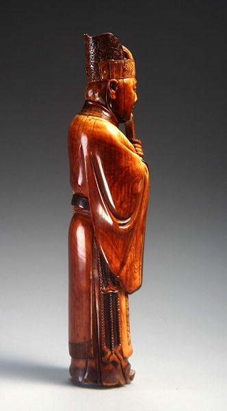 Uma figura de um oficial (marfim esculpido) (ver também 272118) de Ming Dynasty Chinese School